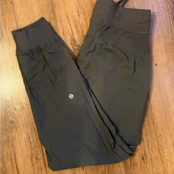 Lululemon Dance Studio Mid-Rise Jogger. Olive Green. Size 6 - Picture 5 of 10